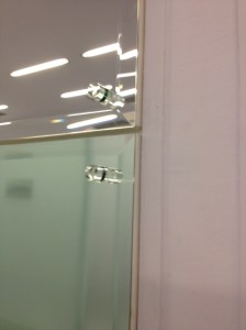 Γυάλινα πόμολα κολλημένα με τεχνολογία λαμπας UV