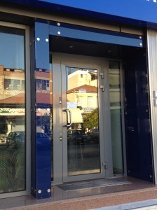 Επένδυση έγχρωμων γυαλίων ασφαλείας σε κολώνες