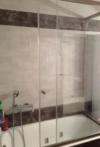 Μονόφυλλη συρόμενη γύαλινη καμπίνα σε μπανίερα