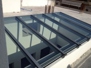 Υαλοπέτασμα σε φωταγωγό με διπλά κρύσταλλα ασφαλείας ενεργειακά