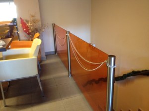 Γυάλινα κάγκελα ασφαλείας σε ανοξείδωτο κολωνάκι Διατίθεται σε πολλά χρώματα