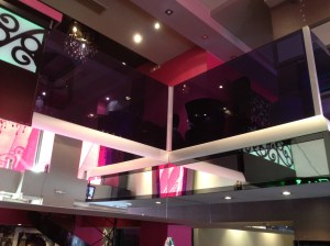 Γύαλινα κάγκελα με οδηγό δαπέδου Πάχος 20χιλ. Διατίθεται σε πολλά χρώματα (1)