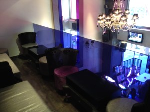 Γύαλινα κάγκελα με οδηγό δαπέδου Πάχος 20χιλ. Διατίθεται σε πολλά χρώματα