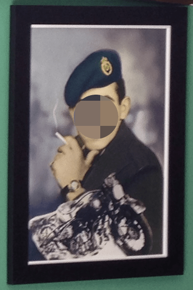 Ξύλινη, διπλή κορνίζα Βέγγε, πλακέ, φαρδιά σε λευκή γυαλιστερή, πομπέ στενή