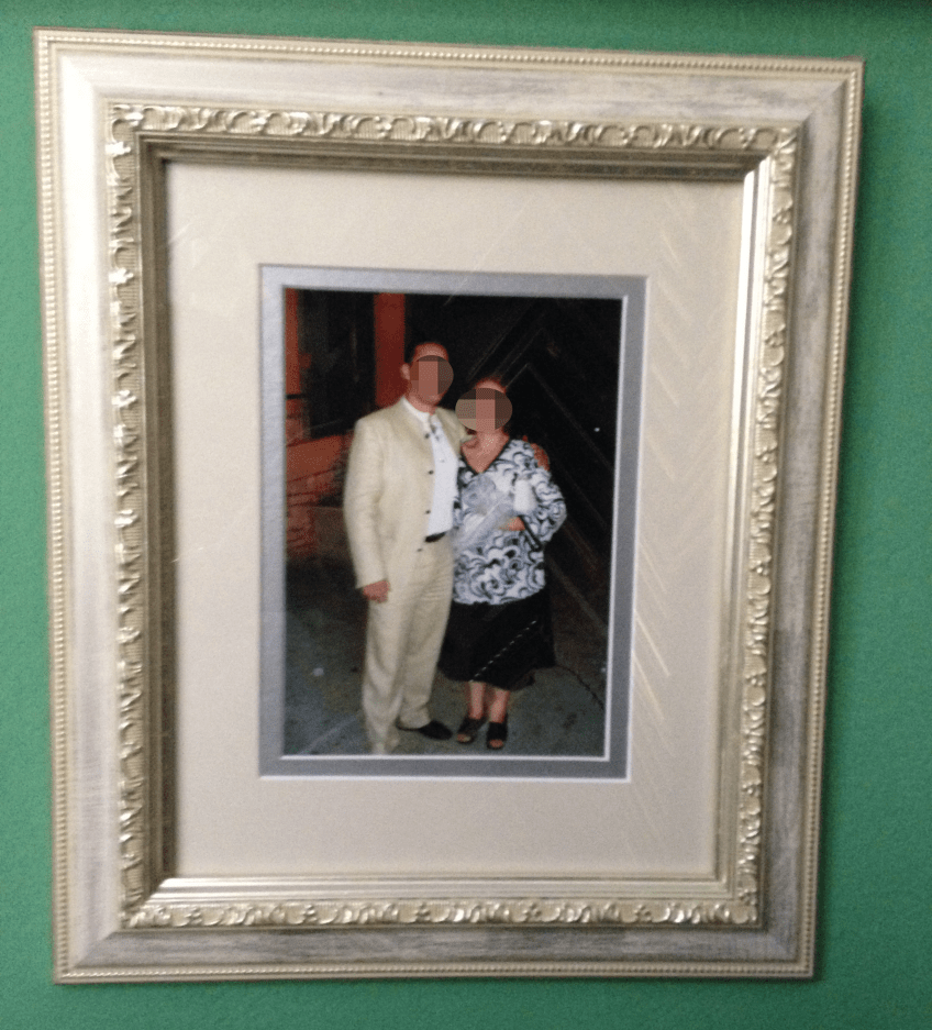 Ξύλινη, λευκή, σκαλιστή κορνίζα με λευκή απόχρωση σε γυαλιστερό τζάμι και διπλό πασπαρτού εκρού και ασημί για περίγραμμα