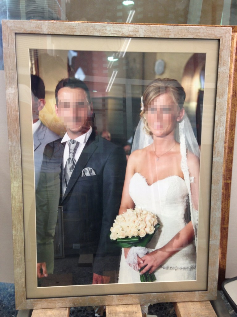 Ξύλινη, ασημί κορνίζα, φλατ με χρυσές ανταύγειες σε σαμπανί μεταλιζέ πασπαρτού και γυαλιστερό τζάμι