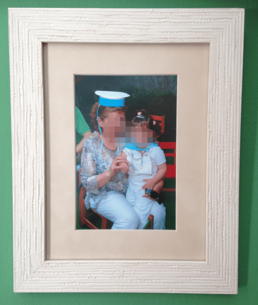 Ξύλινη υπό-ροζ ανάγλυφη, φαρδιά κορνίζα με γραμμώσεις σε βελούδινο ροζ πασπαρτού και ματ τζάμι