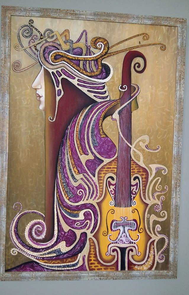 Ένα εκπληκτικό έργο τέχνης του Ρώσου Ζωγράφου Boris Indrikov, με θέμα: Violina, ζωγραφισμένο από την εικαστικό-ζωγράφο Aggeliki Lazopoulou Sakka κατόπιν παραγγελίας, πλαισιωμένο με ξύλινη κορνίζα γκρι με χρυσές ανταύγειες, κατασκευής Υαλοτεχνική Παπαϊωάννου
