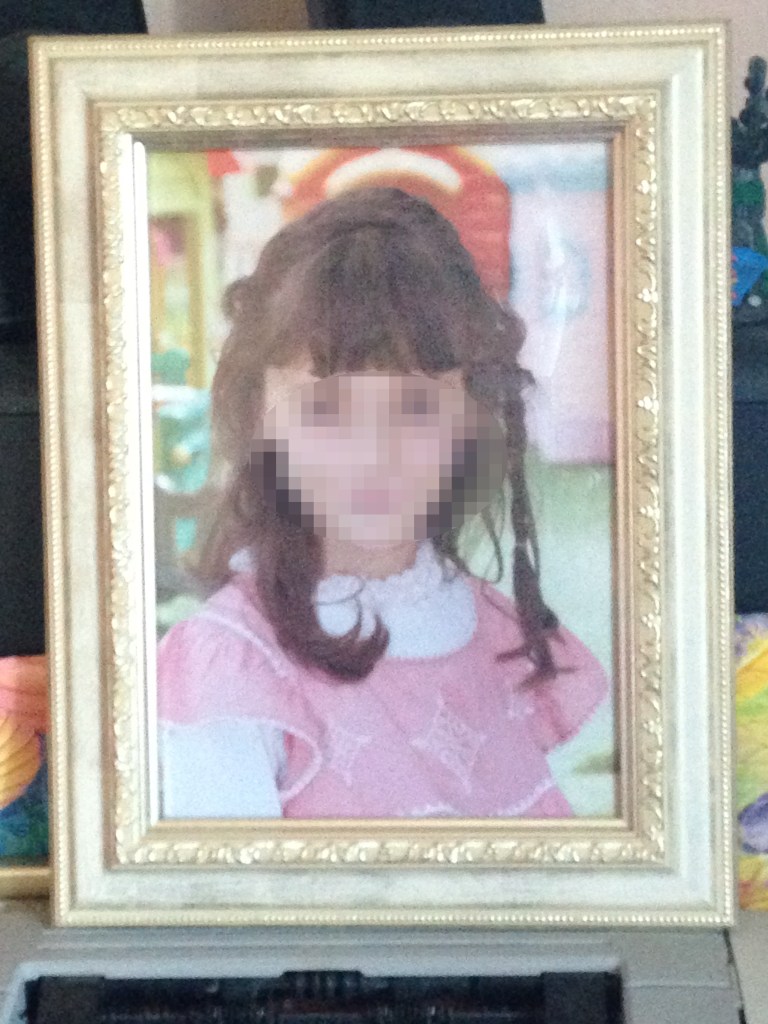 Κοριτσάκι: Εκτύπωση σε μουσαμά, Ξύλινη Ασημί και Λευκή κορνίζα, σκαλιστή, φαρδιά με ματ τζάμι